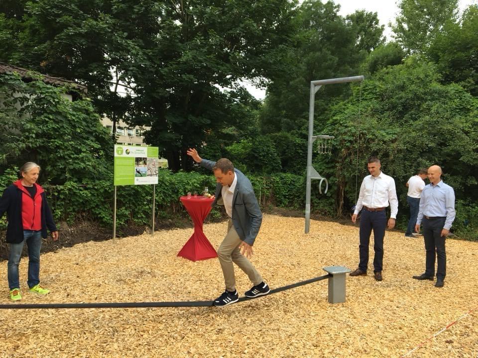 Foto: Reha-Vita-Chef Christian Seifert überquert die Slackline, eine Station der Spreemeile (c) Stadtsportbund