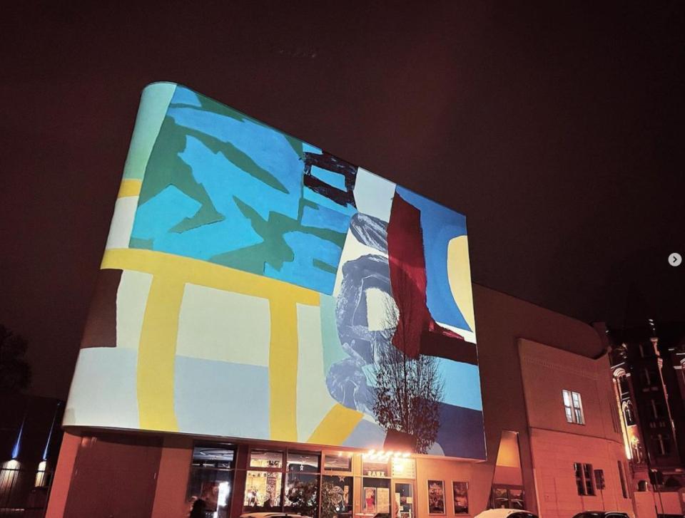 Foto: Projektion auf dem Kinogebäude Weltspiegel