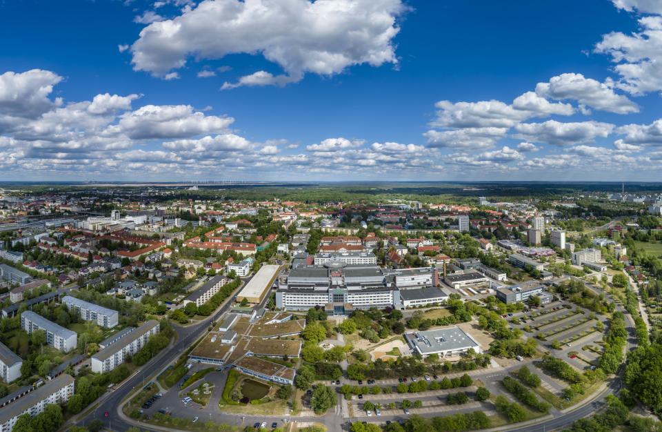 Foto: Blick über Cottbus mit dem Carl-Thiem-Klinikum im Vordergrund (c) Rainer Weisflog