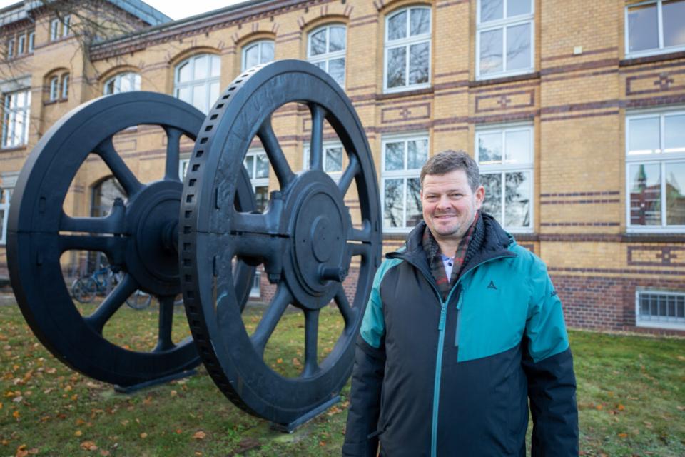 Foto: Sebastian Fritze, Präsident des LGBR vor der Zentrale in Cottbus